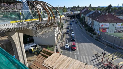 Den otevřené estakády velkého městského okruhu, která bude spojovat ústí Husovického tunelu s Rokytovou ulicí (září 2023)