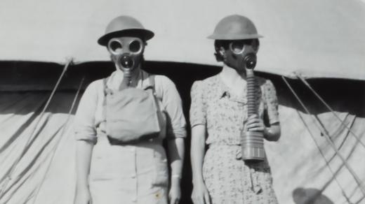 Dvě ženy s plynovými maskami během druhé světové války, Izrael