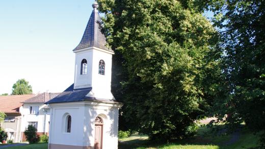 Kaple na návsi z roku 1875 byla postavena z odkazu místního rolníka
