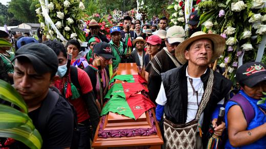 Pohřeb Sandry Liliany Peña Chocué, ochránkyně práv původních obyvatel a guvernérky kolumbijské rezervace La Laguna Siberia, která byla zastřelena 20. dubna 2021