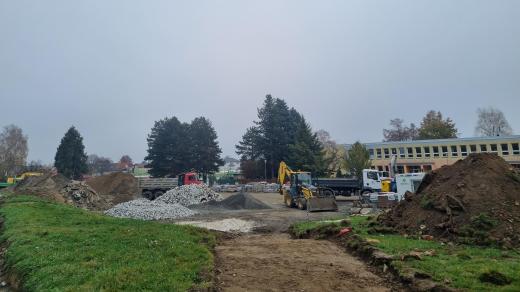 Parkoviště za kulturním domem v Zábřehu slouží jako pomocná plocha k opravám Postřelmovské ulice