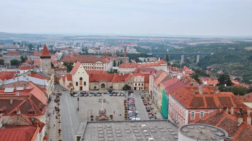 Pohled z Radniční věže na Masarykovo náměstí ve Znojmě