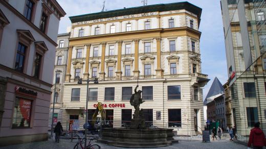 Národní dům po dostavbě ve dvacátých letech působí opravdu dominantně