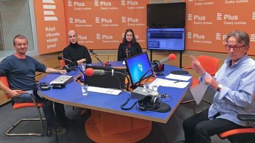 U diskusního stolu sedí (zleva) Petr Honzejk, Jan Gruber, Andrea Procházková a moderátor debaty Ondřej Konrád