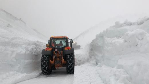 Desetimetrové sněhové bariéry prorážela v Krkonoších fréza