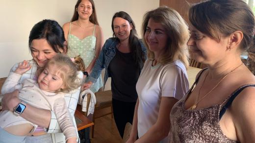 V budově bývalé mateřské školy v Náchodě Bělovsi žije už více než dva měsíce skupina Ukrajinek se svými dětmi