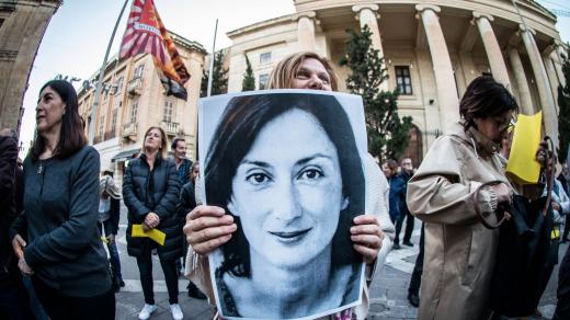 Protestní vigilie ve Valettě za zavražděnou maltskou spisovatelku a novinářku. Daphne Caruana Galiziaovou zabil 16. října 2017 výbuch bomby v jejím autě