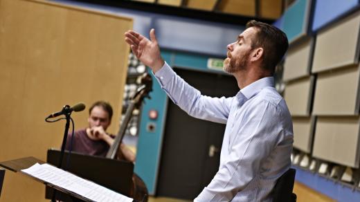 Soubor Ensemble Inégal nahrává mši ke sv. Ludmile od Františka Václava Habermanna, umělecký vedoucí souboru Adam Viktora