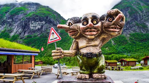 Socha trolla v Norsku stráží oblíbenou turistickou stezku v horách