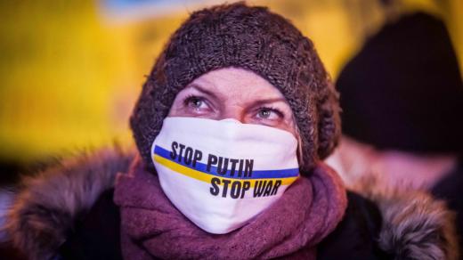 Protestující proti ruské agresi na Ukrajině