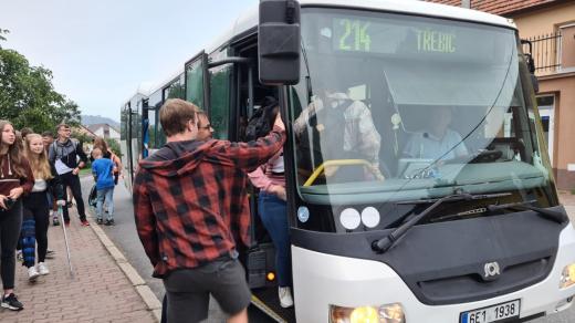 Rudíkov, Třebíčsko, nastupování do autobusu