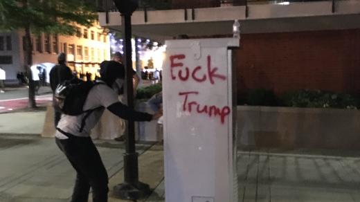 Demonstranti skandují hesla proti rasismu, proti policii, proti Donaldu Trumpovi