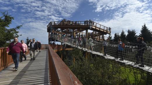 Pustevny - Stezka Valaška (Stezka v oblacích) s turisty