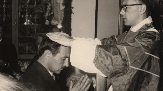 Ludwig Armbruster při primici dává novokněžské požehnání bratrovi, Frankfurt nad Mohanem 1959