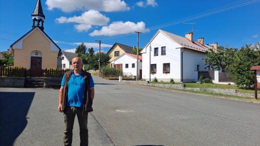 Na náves v obci Metly plnou relativně nových domů vzal redaktorku tehdejší starosta obce Karel Palivec