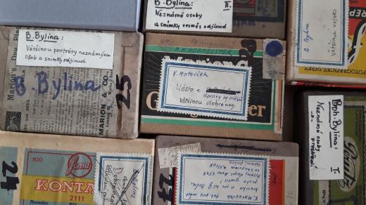 Skleněné negativy čekají na vyčištění a odborné uložení v depozitáři