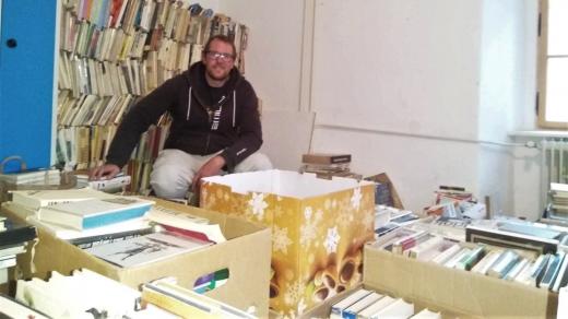 Marek Landa založil v Červeném Dvoře knihovnu. Díky výzvě na Facebooku získal tisíce knih