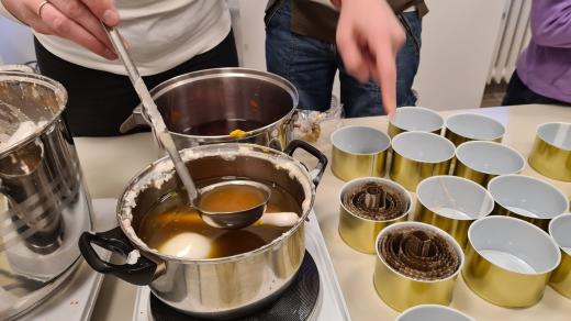 Desítky dobrovolníků vyrábí v Brně ohřívací svíčky pro obyvatele a vojáky na Ukrajině