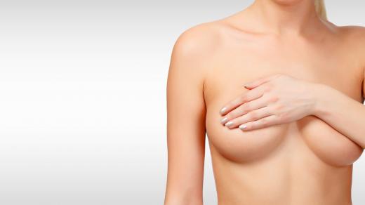 K plastické operaci prsou můžou vést estetické i zdravotní důvody
