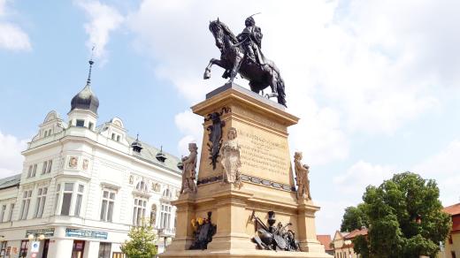 Kostru sochy krále Jiřího lze rozebrat na 12 samostatných částí