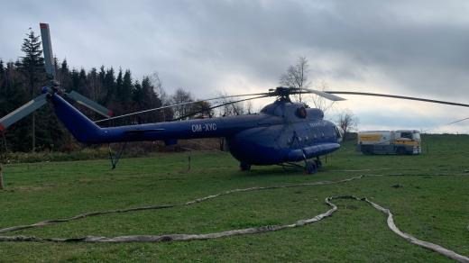 Vrtulník se chystá na přepravu kůrovcem napadeného dřeva v Broumovských stěnách