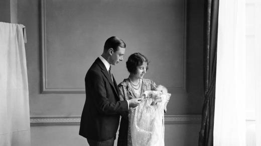 Král Jiří VI. a Královna Matka s princeznou a následně Alžbětou II.