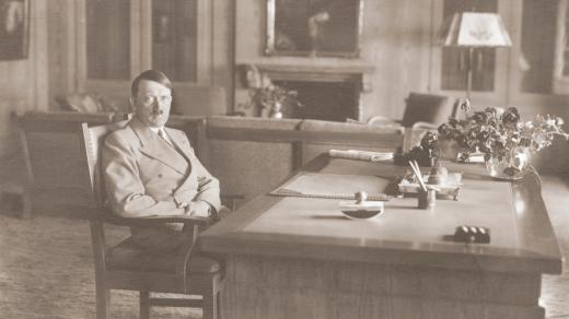 Adolf Hitler u psacího stolu ve své pracovně