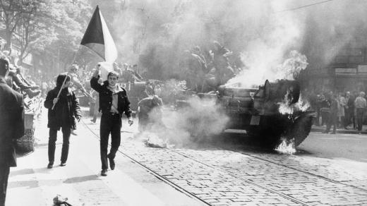 Českoslovenští občané se státní vlajkou během invaze vojsk Varšavské smlouvy