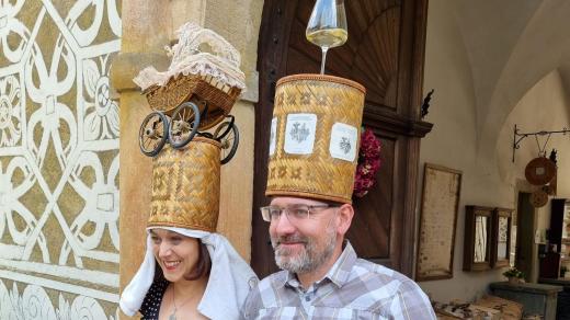 Téměř stovka účastníků ozdobila 8. ročník akce nazvané Promenáda v kloboucích v Doudlebách