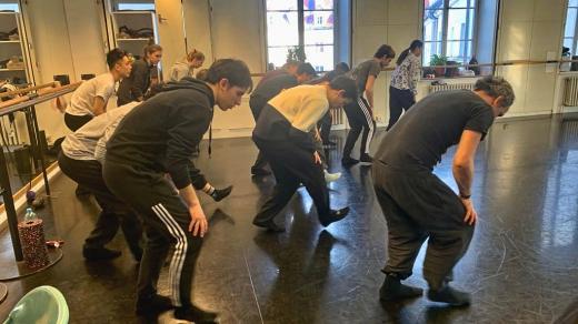 Na baletním sále právě začíná zkoušet choreograf Tomáš Rychetský za spolupráce tanečníka Ondřeje Vinkláta celovečerní Mechanický pomeranč