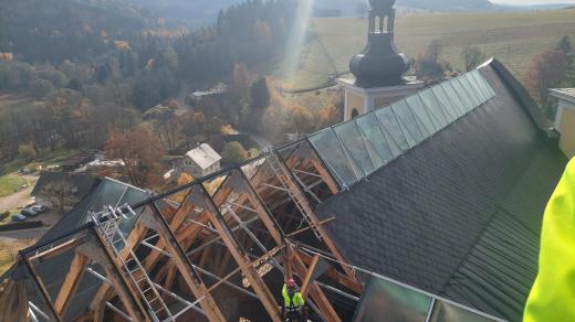 Kostel v Neratově v Orlických horách bude mít už brzy opravenou unikátní skleněnou střechu
