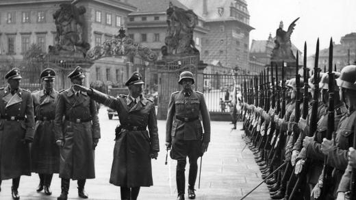 Mezi prvními, kdo Reinharda Heydricha po jeho nástupu do funkce navštívili, byl říšský vedoucí SS Heinrich Himmler, který do Prahy dorazil 29. října 1941