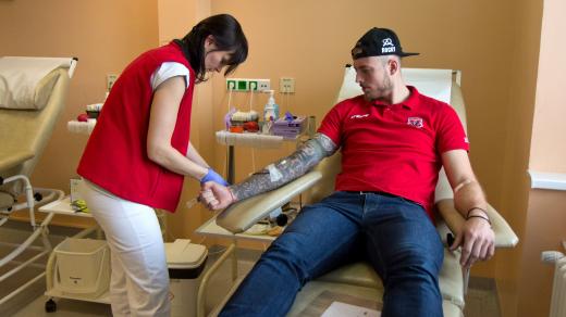 Čtveřice hokejistů týmu Mountfield HK podpořila darováním krve na Transfuzním oddělení Fakultní nemocnice Hradec Králové nábor nových dárců