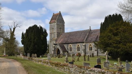 Kamenný kostelík v maličké vesnici East Wretham obklopuje nevelký hřbitov. Leží na něm i dvanáct československých válečných hrdinů