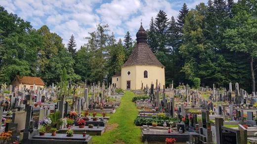 Lesní hřbitov Bradlo u Kamenice nad Lipou patří údajně k nejkrásnějším ve střední Evropě