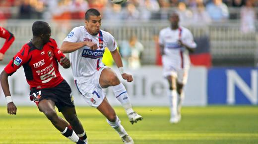 Během zápasu francouzské ligy si fotbalista Milan Baroš zacpal nos při střetu s kamerunským hráčem Stéphanem Mbiou. Toto gesto vyvolalo v roce 2007 velkou diskuzi