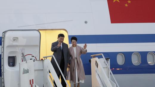 Si Ťin-pching s manželkou po přistání v Itálii