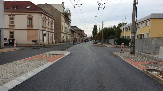 Pokládka asfaltu v Hrbovické ulici