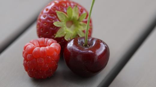 Červené ovoce, jahoda, malina, třešeň, letní plody, sklizeň, úroda, zahrada. Ilustrační foto