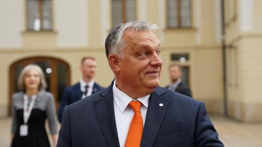 Maďarský premiér Viktor Orbán rychle prošel kolem novinářů
