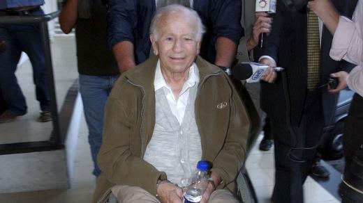 Paul Schäfer, bývalý vůdce německé kolonie v jižním Chile, poté, co byl zatčen argentinskou policií v Buenos Aires