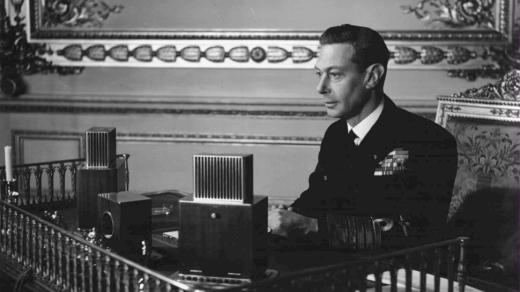 Anglický král Jiří VI. během rozhlasového projevu (1944)