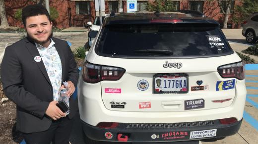 Republikán Kris před svým autem s nálepkami kampaně Donalda Trumpa