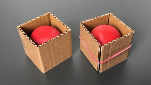 Krabička svými rozměry sedí přesně na menší kuličku, větší je do ní potřeba zatlačit. A na stejném principu fungují molekuly, které vyvinul tým Miloslava Poláška