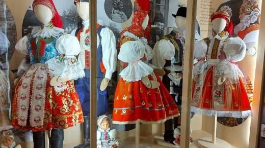 Muzeum představuje kroje z různých regionů