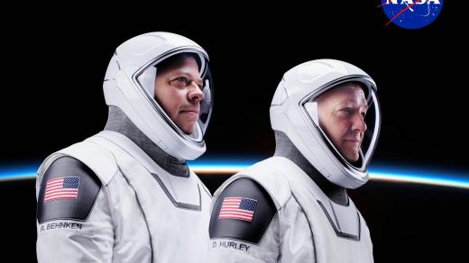 NASA astronauté Robert Behnken (vlevo) a Douglas Hurley v nových skafandrech SpaceX před jejich startem v kabině CrewDragon společnosti SpaceX