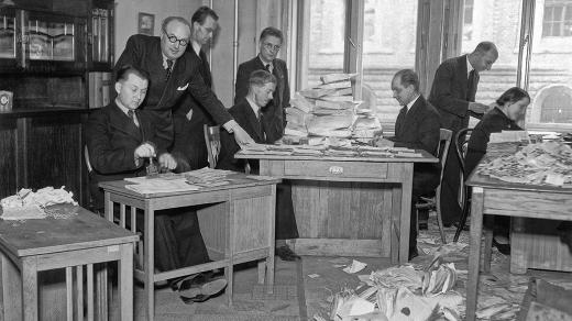 Dopisové oddělení Radiojournalu během akce Miliontý posluchač (1937)
