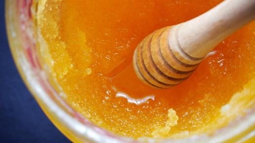 Krystalizující med