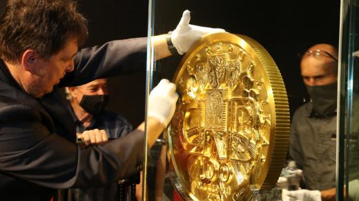 Největší mince Evropy. Je z ryzího zlata, váží 130 kg a její nominální hodnota je 100 milionů korun
