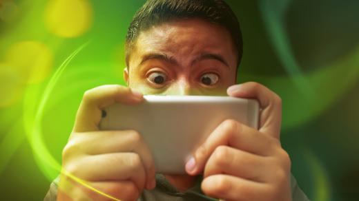 Jak poznat, že nás ovládá mobil?